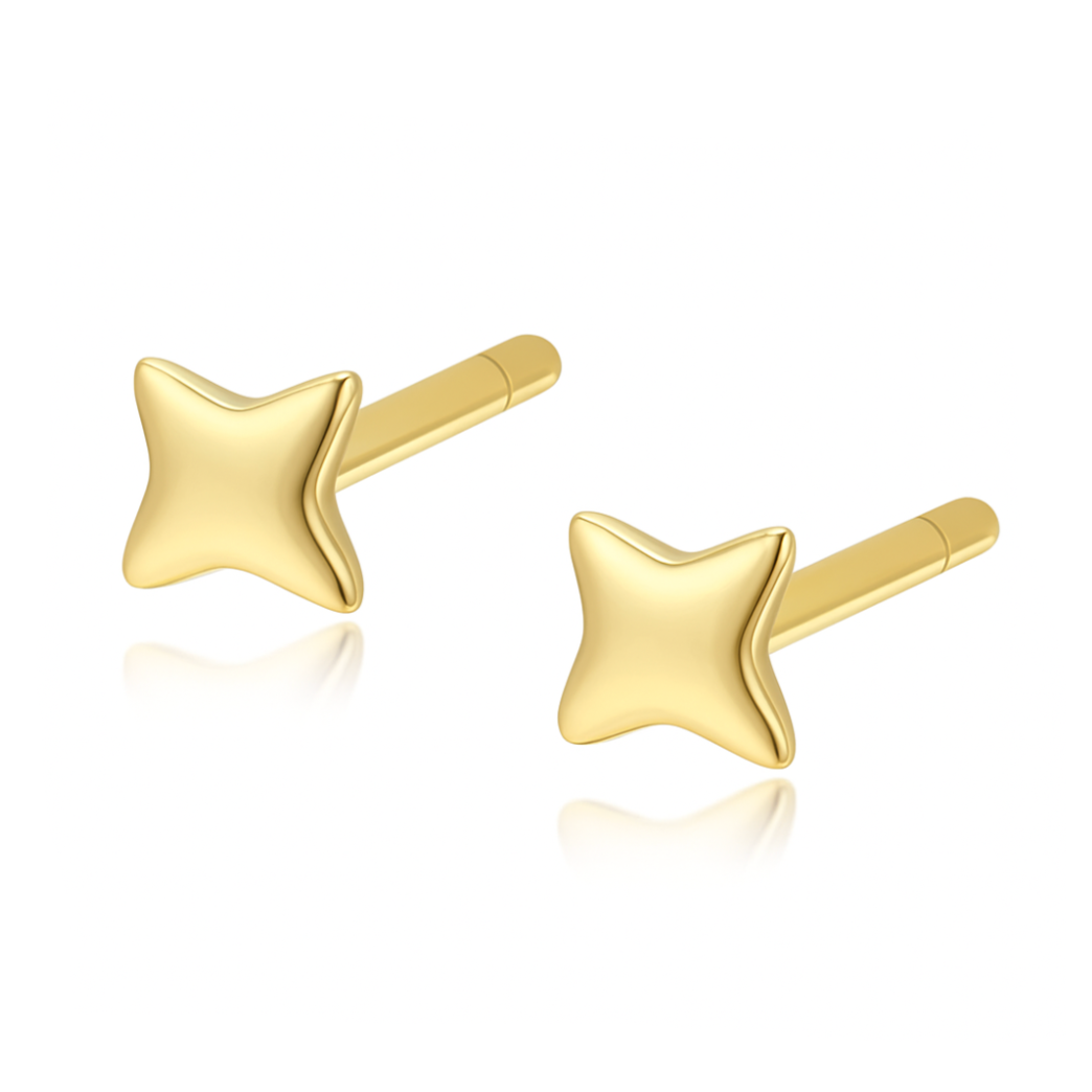 Tout en rondeur et simplicité, ces puces d’oreilles étoile en argent 925 doré séduisent par leur forme douce et bombée, à mi-chemin entre l’étoile et le trèfle stylisé. Un bijou discret et ultra facile à porter.