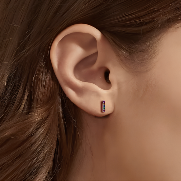 Ajoutez une touche de brillance subtile à votre look avec ces boucles d'oreilles puces en argent 925, ornées de petites barres en zircon disponibles en 4 couleurs éclatantes. Un design moderne et élégant qui s’adapte à toutes les occasions.

Matériau : Argent 925&nbsp;pour un éclat durable et raffiné.
Pierre : Zircon disponible en 4 couleurs, ajoutant une touche de brillance et de variété.
Design : Petite barre minimaliste, parfaite pour un look discret mais lumineux.
Occasions : Idéales pour le quotidien o