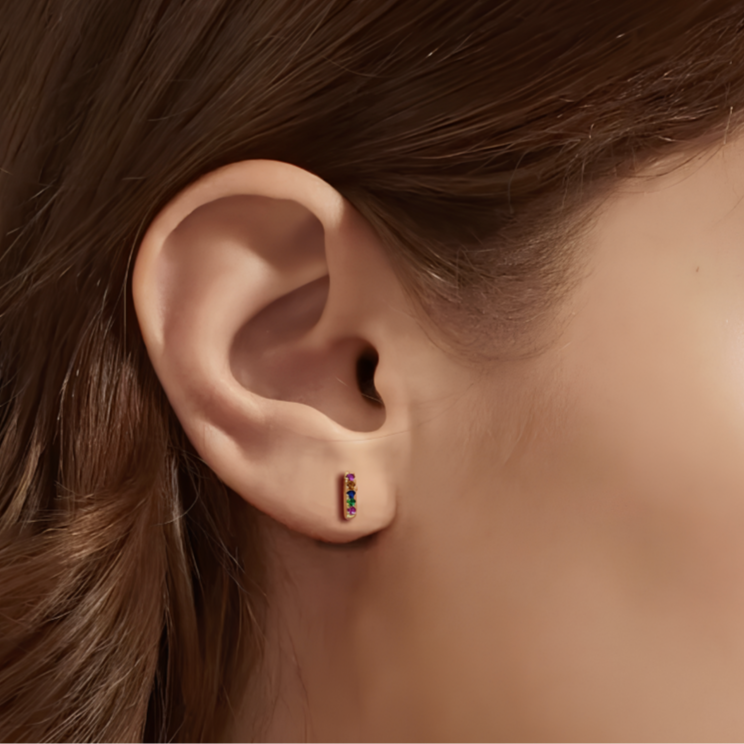 Ajoutez une touche de brillance subtile à votre look avec ces boucles d'oreilles puces en argent 925 doré à l'or fin, ornées de petites barres en zircon disponibles en 4 couleurs éclatantes. Un design moderne et élégant qui s’adapte à toutes les occasions.