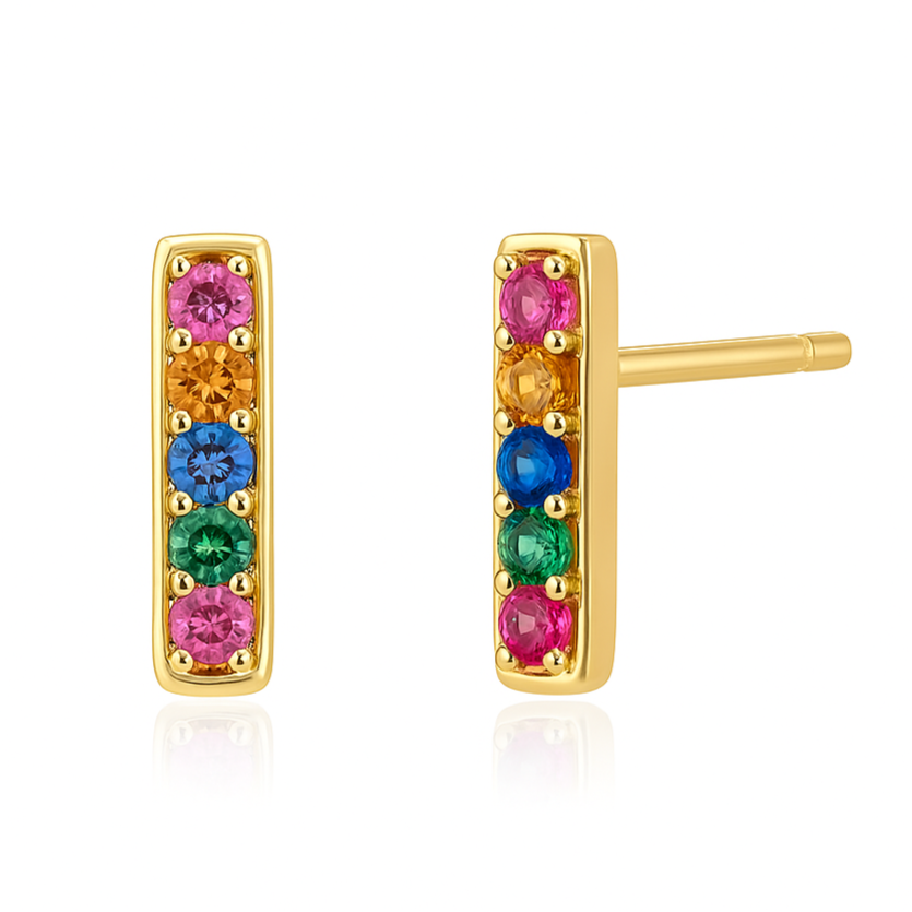 Ajoutez une touche de brillance subtile à votre look avec ces boucles d'oreilles puces en argent 925 doré à l'or fin, ornées de petites barres en zircon disponibles en 4 couleurs éclatantes. Un design moderne et élégant qui s’adapte à toutes les occasions.
