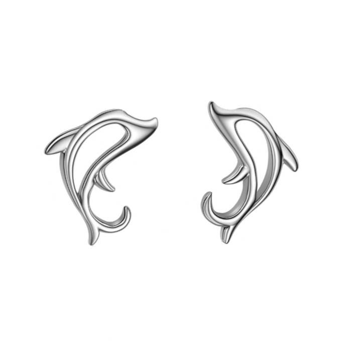 Ajoutez une touche de malice et de légèreté marine à votre look avec ces boucles d’oreilles puces en argent fin 999, représentant de petits dauphins délicatement sculptés. Leur design fin et expressif évoque l’énergie joyeuse de l’océan, tout en apportant une note discrète et élégante à vos tenues. Symbole de liberté, d’intelligence et de jeu, le dauphin est parfait pour celles qui recherchent un bijou à la fois symbolique, raffiné et plein de charme.