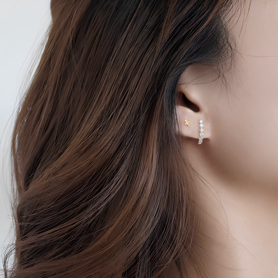 Ajoutez une touche de fun et de fraîcheur à votre style avec ces boucles d'oreilles puces en argent 925 doré à l'or fin, en forme de petits cactus. Un design moderne et original qui apporte une touche unique à vos tenues quotidiennes.

Matériau : Argent 925 doré à l'or fin, offrant une finition brillante et durable.
Design : Petits cactus, parfaits pour un look tendance et décalé.
Occasions : Idéales pour ajouter une touche originale à votre style au quotidien ou pour une sortie décontractée.
Confort : Légè