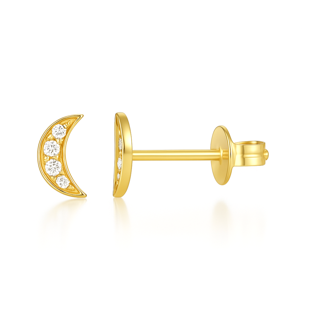 Ajoutez une touche de mystère et de raffinement à votre style avec ces boucles d'oreilles puces en argent 925 doré à l'or fin, ornées de petits croissants de lune délicatement décorés de 4 zircons. Ces croissants de lune, symbole de féminité et de renouveau, sont sublimés par les zircons brillants, ajoutant une touche de lumière et de sophistication. L'argent 925 doré à l'or fin apporte une brillance chaleureuse et intemporelle, mettant en valeur le design céleste et élégant de ces puces.