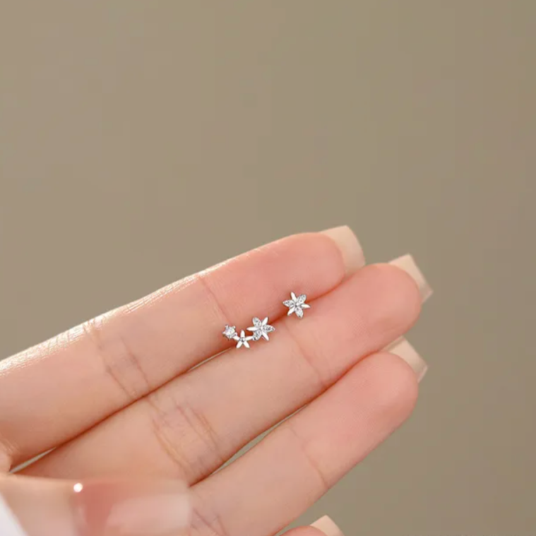 Apportez une touche de fraîcheur et de délicatesse à votre look avec ces boucles d'oreilles puces en argent 925, ornées de petites fleurs serties de zircons étincelants. Le design floral et raffiné met en valeur la beauté des fleurs en argent, tandis que les zircons ajoutent une touche de brillance et de luminosité. Ces boucles d'oreilles sont disponibles en deux tailles : 4x4mm et 4,5x8mm, pour s'adapter à tous les styles.