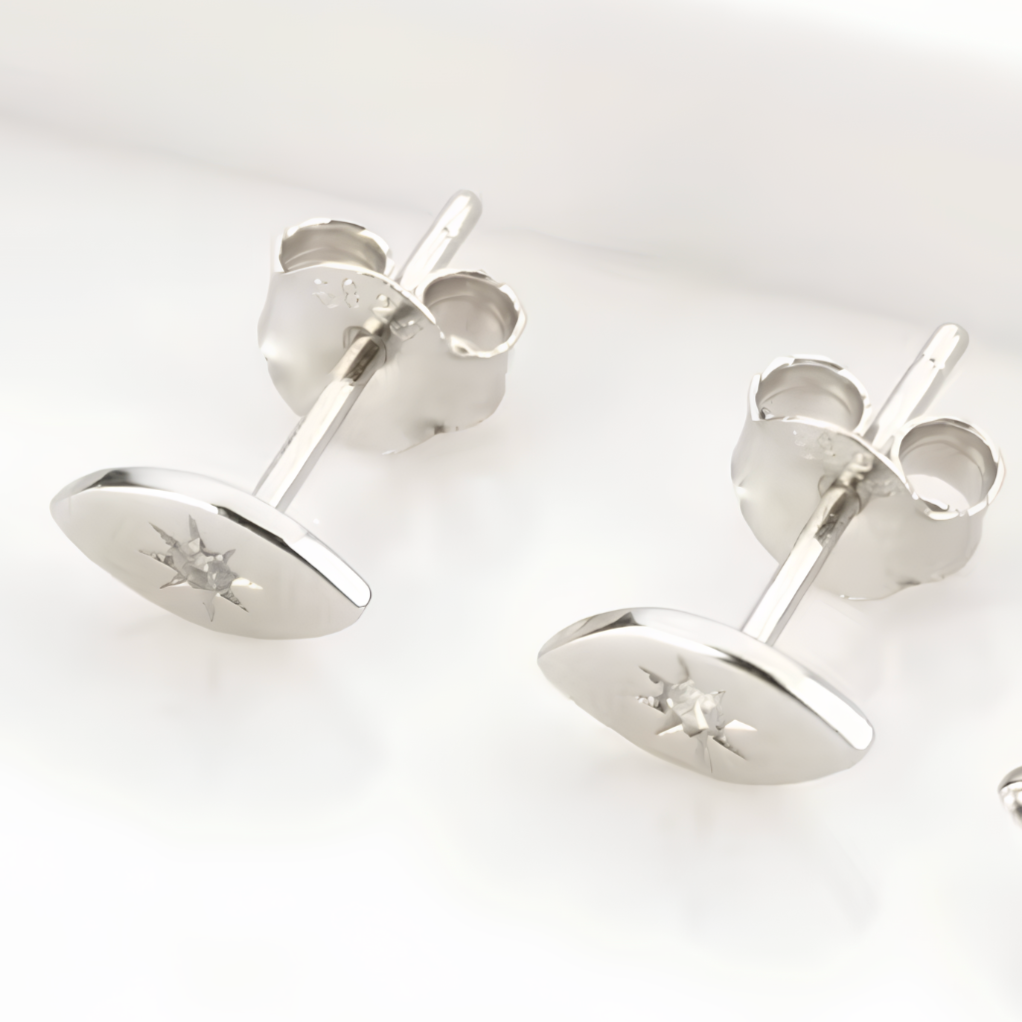 Apportez une touche de mysticisme et d'élégance à votre look avec ces&nbsp;boucles d'oreilles clous en argent 925 fin, ornées d'un œil divin et d'un zircon étincelant. L'œil divin, symbole universel de protection et de clairvoyance, est mis en valeur par un zircon brillant qui ajoute une touche de lumière et de raffinement. L'argent 925 fin garantit à ces boucles d'oreilles une durabilité et une brillance qui durent dans le temps, tout en offrant une esthétique délicate et intemporelle.