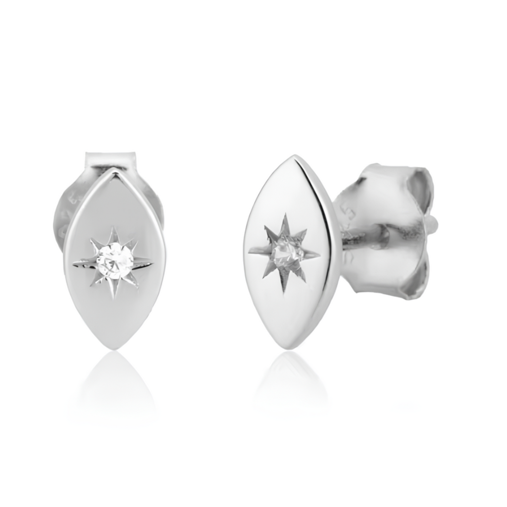 Apportez une touche de mysticisme et d'élégance à votre look avec ces&nbsp;boucles d'oreilles clous en argent 925 fin, ornées d'un œil divin et d'un zircon étincelant. L'œil divin, symbole universel de protection et de clairvoyance, est mis en valeur par un zircon brillant qui ajoute une touche de lumière et de raffinement. L'argent 925 fin garantit à ces boucles d'oreilles une durabilité et une brillance qui durent dans le temps, tout en offrant une esthétique délicate et intemporelle.