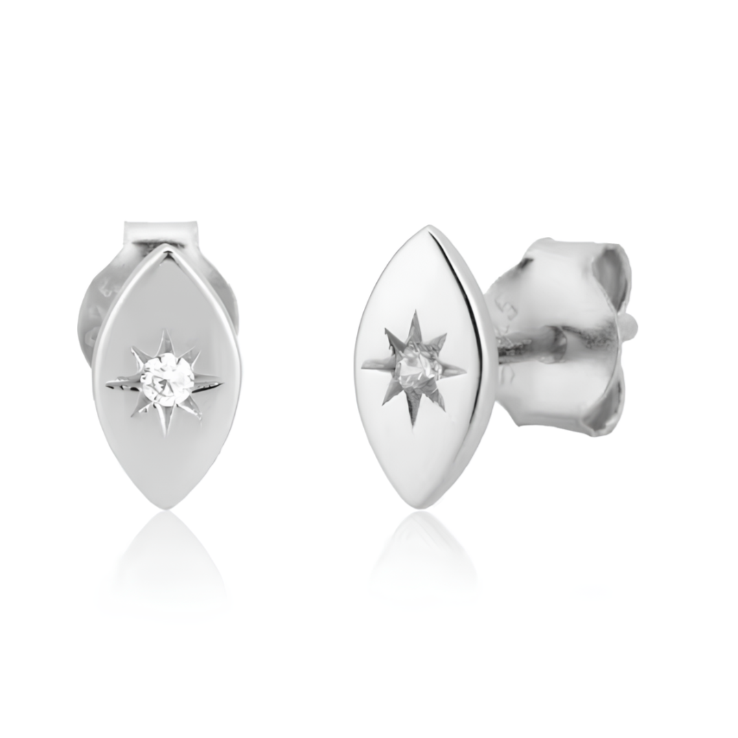 Apportez une touche de mysticisme et d'élégance à votre look avec ces&nbsp;boucles d'oreilles clous en argent 925 fin, ornées d'un œil divin et d'un zircon étincelant. L'œil divin, symbole universel de protection et de clairvoyance, est mis en valeur par un zircon brillant qui ajoute une touche de lumière et de raffinement. L'argent 925 fin garantit à ces boucles d'oreilles une durabilité et une brillance qui durent dans le temps, tout en offrant une esthétique délicate et intemporelle.