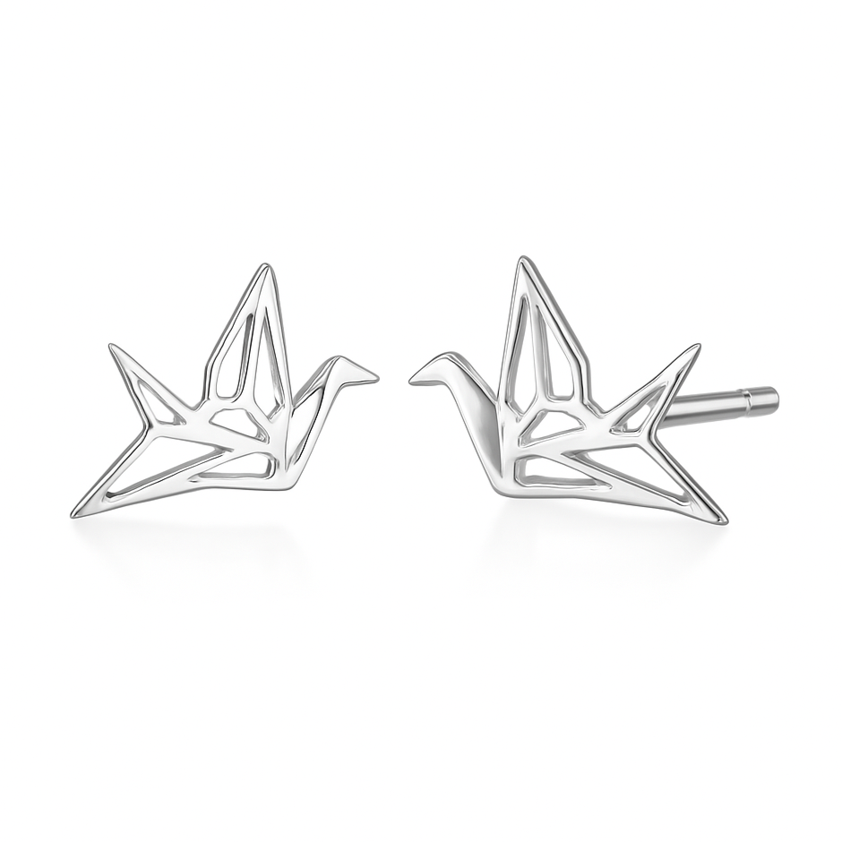 Ajoutez une touche d'originalité et de raffinement à votre look avec ces boucles d'oreilles puces en argent 925, représentant de petits cygnes en origami. Le design inspiré de l'art japonais de l'origami confère à ces boucles d'oreilles une esthétique unique, symbolisant la paix et la grâce. L'argent 925 assure une qualité exceptionnelle et une brillance durable, parfaites pour un usage quotidien ou des occasions spéciales.