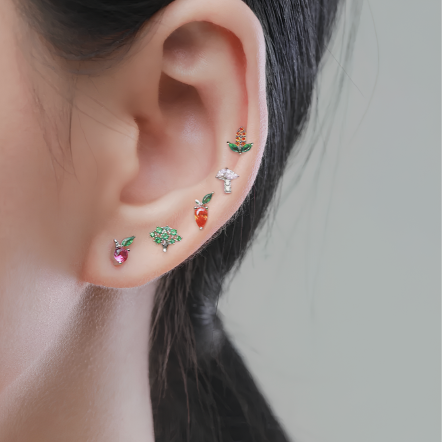 Ajoutez une touche de symbolisme et de couleur à votre look avec ces boucles d'oreilles puces en argent 925, représentant un petit arbre de vie et ornées de zircons verts émeraude. Un design délicat et raffiné, parfait pour un look naturel et élégant.

Matériau : Argent 925, pour une finition brillante et durable.
Pierre : Zircons verts émeraude, apportant une touche de couleur et de lumière.
Design : Arbre de vie, symbole de croissance et d'harmonie.
Occasions : Idéales pour le quotidien ou pour ajouter un