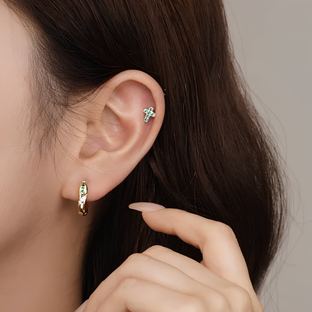 Ajoutez une touche de style et de symbolisme à votre look avec ces boucles d'oreilles puces en argent 925, ornées de petites croix délicatement serties de zircons verts étincelants. Le design raffiné et moderne des croix en argent, accompagné des zircons verts, offre une touche de couleur vibrante tout en restant discret et élégant. Ces boucles d'oreilles sont parfaites pour ajouter une note de lumière et de modernité à votre quotidien.