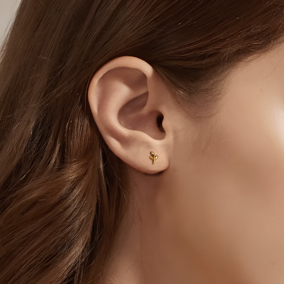Apportez une touche de fraîcheur et de nature à votre style avec ces boucles d'oreilles puces en argent 925 doré à l'or fin, ornées de petites feuilles délicates. Le design élégant et raffiné de ces puces d'oreilles symbolise la légèreté et la grâce de la nature, ajoutant une note de douceur à votre look. La finition en argent 925 doré à l'or fin garantit une brillance durable et une qualité exceptionnelle, idéale pour un usage quotidien ou des occasions spéciales.