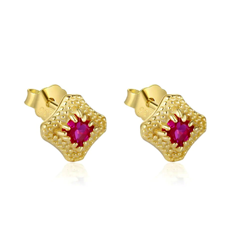 Ajoutez une touche d'élégance vintage à votre look avec ces boucles d'oreilles en argent 925 doré à l'or fin, au style rétro. Chacune est ornée d'un zircon cubique et d'un saphir, créant un contraste fascinant et raffiné.

Matériau : Argent 925 doré à l'or fin, pour une finition brillante et durable.
Pierre : Zircon cubique et saphir, ajoutant une touche de couleur et d'éclat.
Design : Style rétro, alliant charme classique et modernité.
Occasions : Parfaites pour des soirées élégantes ou pour apporter un éc
