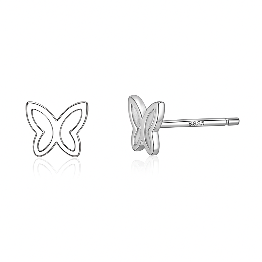 Ajoutez une touche de légèreté et de poésie à votre look avec ces boucles d’oreilles puces en argent fin 999, représentant de petits papillons finement sculptés. Leur design aérien et délicat évoque la grâce de la nature et apporte une note douce et féminine à vos tenues. Parfaites pour celles qui aiment les bijoux subtils et symboliques, ces boucles incarnent la liberté, la transformation et la beauté dans leur forme la plus pure. Idéales au quotidien ou pour offrir un cadeau plein de sens, elles se porten