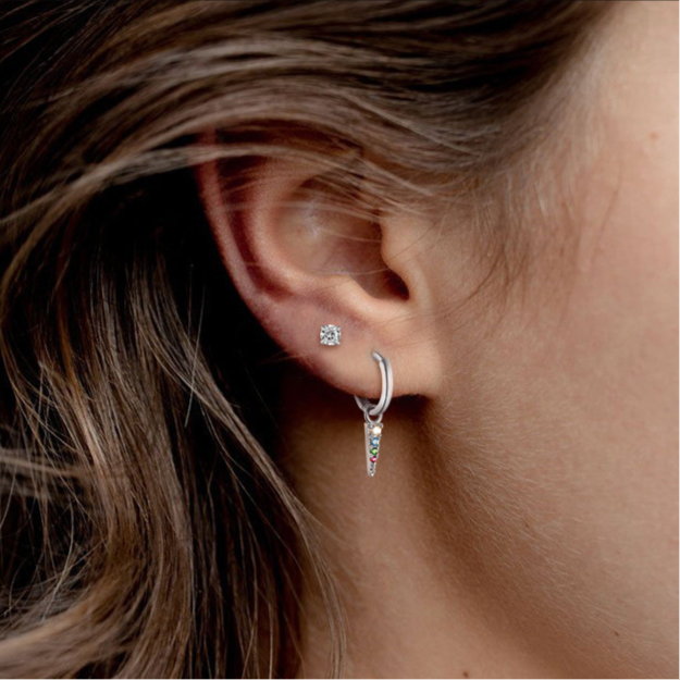 Ajoutez une touche de brillance et de raffinement à votre look avec ces boucles d'oreilles clous en argent sterling 925, ornées d'un zircon étincelant. Leur design minimaliste et élégant en fait un bijou polyvalent, idéal pour illuminer vos tenues au quotidien tout en restant subtil et chic. Le zircon, avec son éclat scintillant, capte la lumière et ajoute une touche de luminosité à votre style.