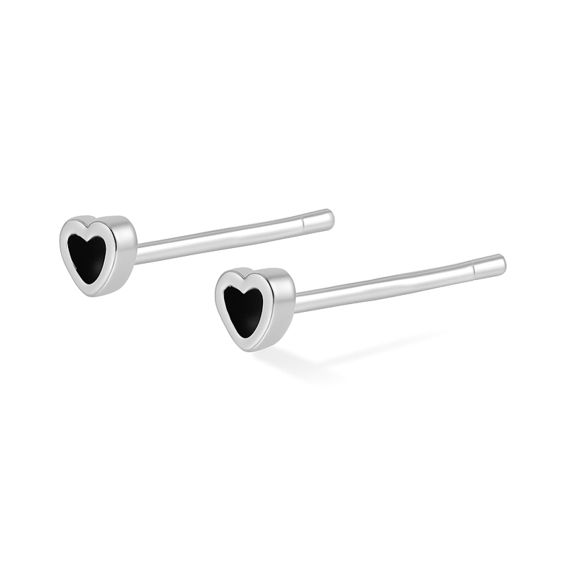 Ajoutez une touche de mystère et de tendresse à votre look avec ces boucles d’oreilles puces en argent fin 999, représentant de petits cœurs noirs au design sobre et raffiné. Leur allure minimaliste et contemporaine apporte un contraste élégant et une note de caractère à vos tenues. À la fois délicates et affirmées, ces boucles sont parfaites pour celles qui aiment les bijoux symboliques aux détails subtils, mêlant douceur romantique et élégance intemporelle.