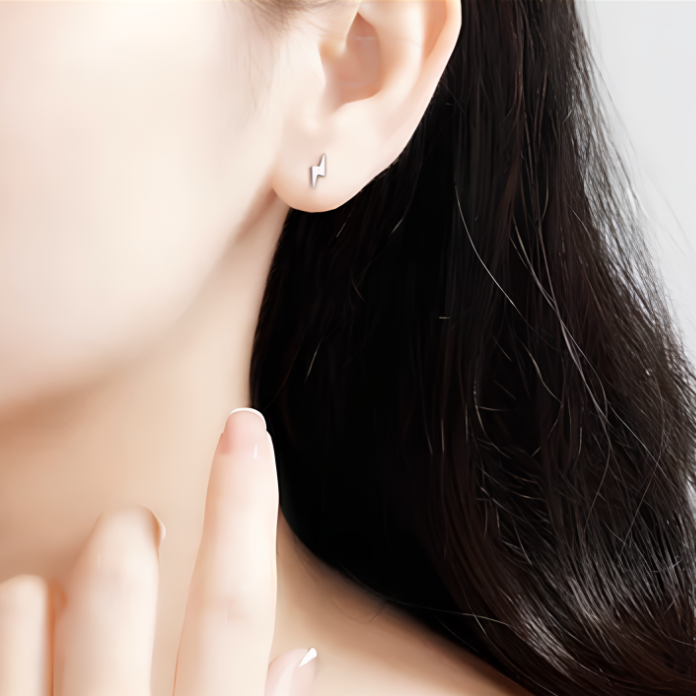 Apportez une touche de puissance et de dynamisme à votre look avec ces boucles d'oreilles puces en argent fin 999, ornées de l'éclair emblématique. Ce design audacieux et moderne apporte un éclat unique et une énergie intense à vos tenues, idéal pour celles qui cherchent à exprimer leur personnalité à travers des bijoux créatifs et élégants. Parfaites pour un look à la fois subtil et remarquable, ces boucles d'oreilles s'intègrent parfaitement dans toutes les occasions.