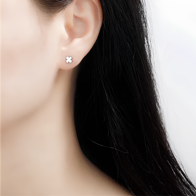 Ajoutez une touche de chance et de raffinement à votre look avec ces boucles d'oreilles puces en argent fin 999, ornées de trèfles à quatre feuilles. Symbole de prosérité et de bonheur, ces boucles d'oreilles délicates et modernes sont un choix parfait pour celles qui souhaitent allier style et signification. Leur design épuré et intemporel s’adapte à toutes les occasions, pour un look élégant en toute simplicité.