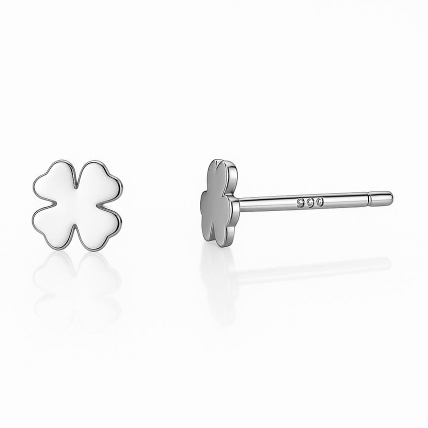 Ajoutez une touche de chance et de raffinement à votre look avec ces boucles d'oreilles puces en argent fin 999, ornées de trèfles à quatre feuilles. Symbole de prosérité et de bonheur, ces boucles d'oreilles délicates et modernes sont un choix parfait pour celles qui souhaitent allier style et signification. Leur design épuré et intemporel s’adapte à toutes les occasions, pour un look élégant en toute simplicité.