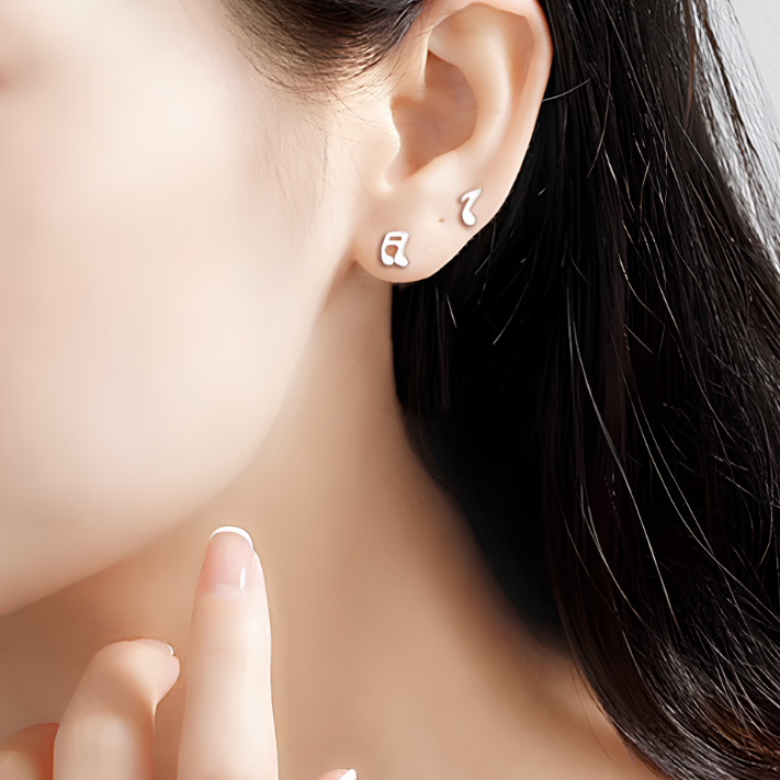 Ajoutez une touche de créativité et de raffinement à votre style avec ces boucles d'oreilles puces en argent fin 999, ornées de délicates notes de musique. Ce design unique et artistique apporte une note de légèreté et de charme à vos tenues, parfait pour les passionnées de musique ou celles qui recherchent un bijou à la fois élégant et original. Discrètes mais élégantes, ces boucles d'oreilles ajoutent une touche sophistiquée à votre quotidien.