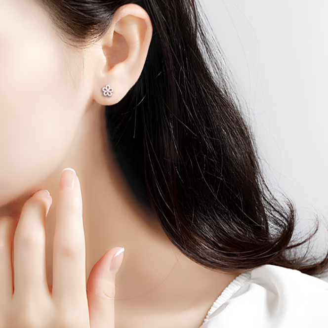 Ajoutez une touche de fraîcheur et de délicatesse à votre look avec ces boucles d’oreilles puces en argent fin 999, représentant de petites fleurs finement sculptées. Leur design floral et poétique évoque la douceur de la nature et illumine vos tenues d’une brillance discrète. Parfaites pour celles qui aiment les bijoux subtils et inspirés du monde naturel, ces boucles incarnent la féminité, la grâce et la simplicité élégante. Idéales au quotidien ou pour offrir un cadeau raffiné, elles se portent facilemen