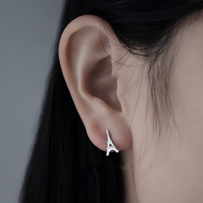 Ajoutez une touche de raffinement parisien à votre look avec ces boucles d'oreilles puces en argent fin 925, ornées de deux petites Tour Eiffel. Symbole iconique de l'élégance et du romantisme, la Tour Eiffel apporte un charme intemporel et une allure chic à votre style. L'argent fin 925 garantit une brillance durable et une qualité exceptionnelle, idéale pour un usage quotidien ou des occasions spéciales