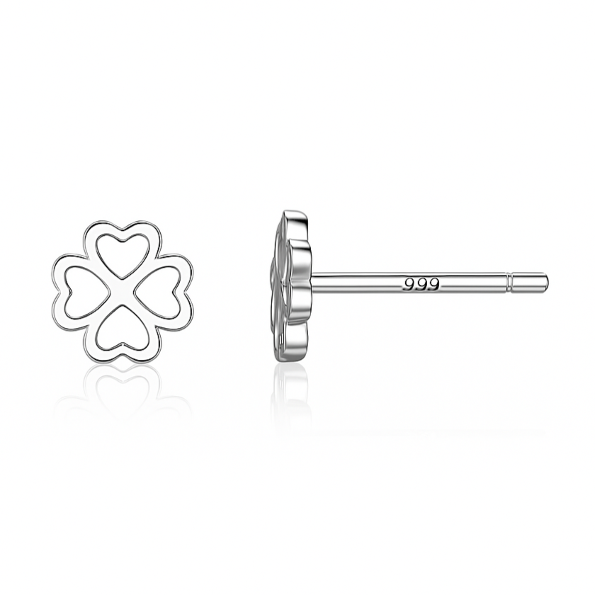 Ajoutez une touche de chance et de raffinement à votre look avec ces boucles d'oreilles puces en argent fin 999, ornées de trèfles à quatre feuilles. Symbole de prosérité et de bonheur, ces boucles d'oreilles délicates et modernes sont un choix parfait pour celles qui souhaitent allier style et signification. Leur design épuré et intemporel s’adapte à toutes les occasions, pour un look élégant en toute simplicité.