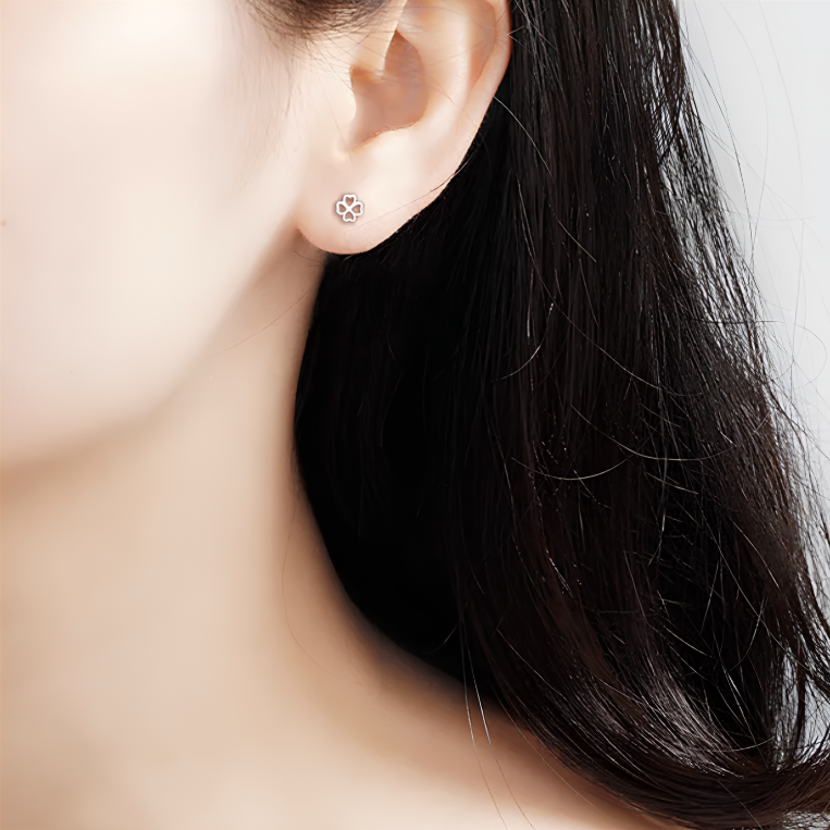 Ajoutez une touche de chance et de raffinement à votre look avec ces boucles d'oreilles puces en argent fin 999, ornées de trèfles à quatre feuilles. Symbole de prosérité et de bonheur, ces boucles d'oreilles délicates et modernes sont un choix parfait pour celles qui souhaitent allier style et signification. Leur design épuré et intemporel s’adapte à toutes les occasions, pour un look élégant en toute simplicité.