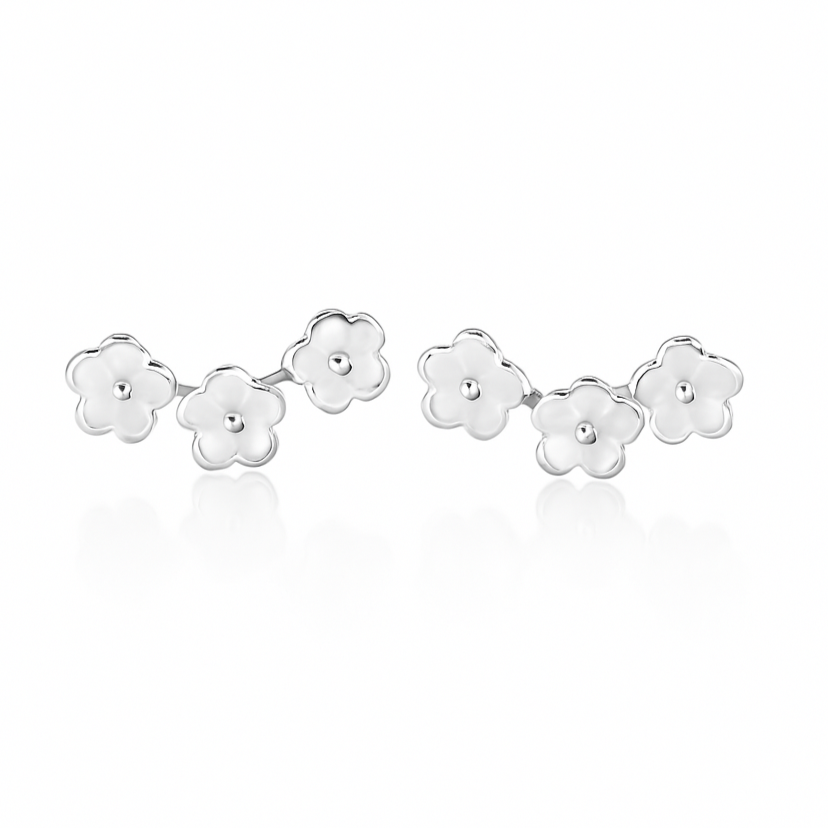 Ajoutez une touche de délicatesse à votre look avec ces boucles d'oreilles puces en argent fin 999, ornées de trois petites fleurs élégamment reliées par de subtiles feuilles. Un design raffiné qui symbolise la nature et la fleuraison, parfait pour apporter une touche de fraîcheur à votre style. L'argent fin 999 assure une brillance exceptionnelle et une qualité supérieure, idéale pour un usage quotidien ou des occasions spéciales.