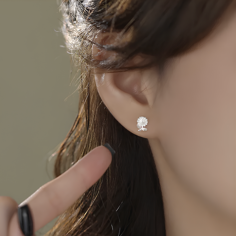 Ajoutez une touche de délicatesse et de fraîcheur à votre look avec ces boucles d'oreilles puces en argent 925, ornées d’une petite fleur mesurant 6x8mm. Le design élégant et floral de ces boucles d'oreilles apporte une touche de douceur et de raffinement à vos tenues quotidiennes. L'argent 925 assure une brillance durable, tandis que la petite fleur ajoute un charme subtil et féminin.

Matériau : Argent 925
Design : Petite fleur 6x8mm
Idéal pour : Usage quotidien, cadeau délicat, ou pour apporter une touch