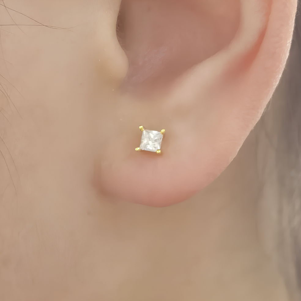 Boucles d’oreilles clous en argent 925 doré à l’or fin avec zircon carré de 3 mm. Bijou discret, moderne et lumineux pour femme élégante
