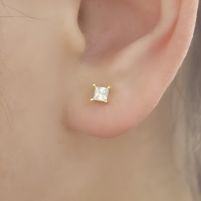 Boucles d’oreilles clous en argent 925 doré à l’or fin avec zircon carré de 3 mm. Bijou discret, moderne et lumineux pour femme élégante
