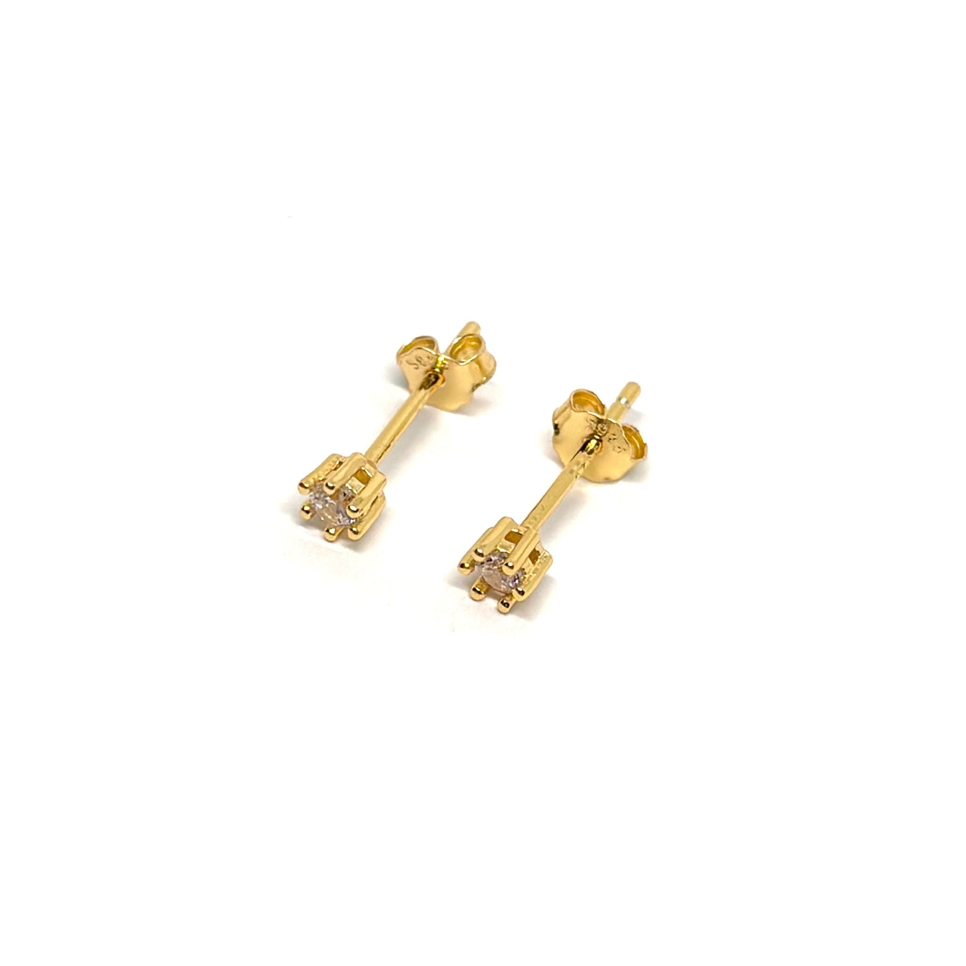 Boucles d’oreilles clous en argent 925 doré à l’or fin avec zircon étincelant. Bijou doré élégant, raffiné, hypoallergénique et lumineux.
