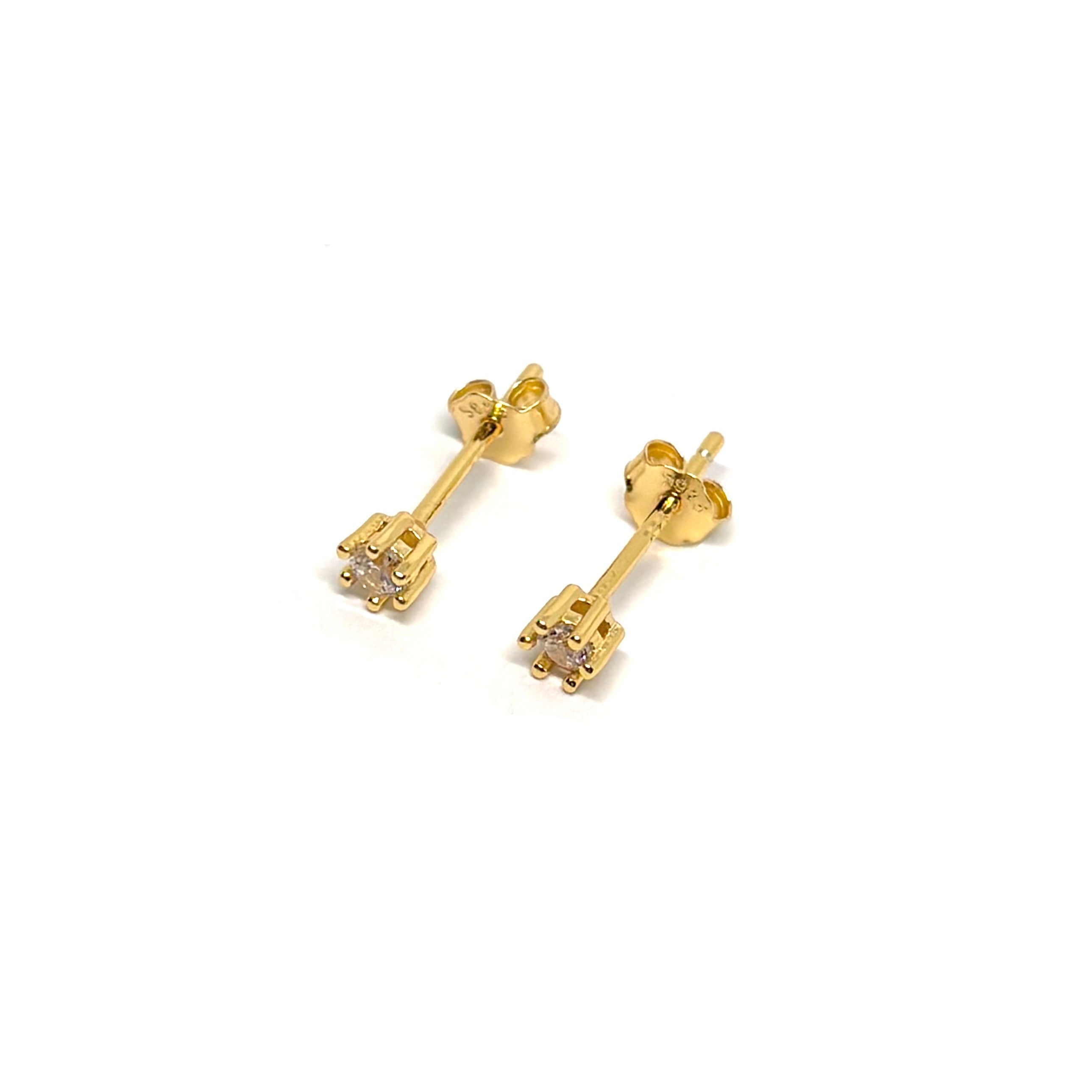 Boucles d’oreilles clous en argent 925 doré à l’or fin avec zircon étincelant. Bijou doré élégant, raffiné, hypoallergénique et lumineux.
