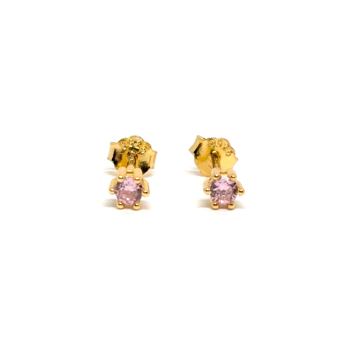 Boucles d’oreilles clous en argent 925 doré à l’or fin avec zircon rose pâle. Bijou féminin délicat, élégant, hypoallergénique et raffiné.