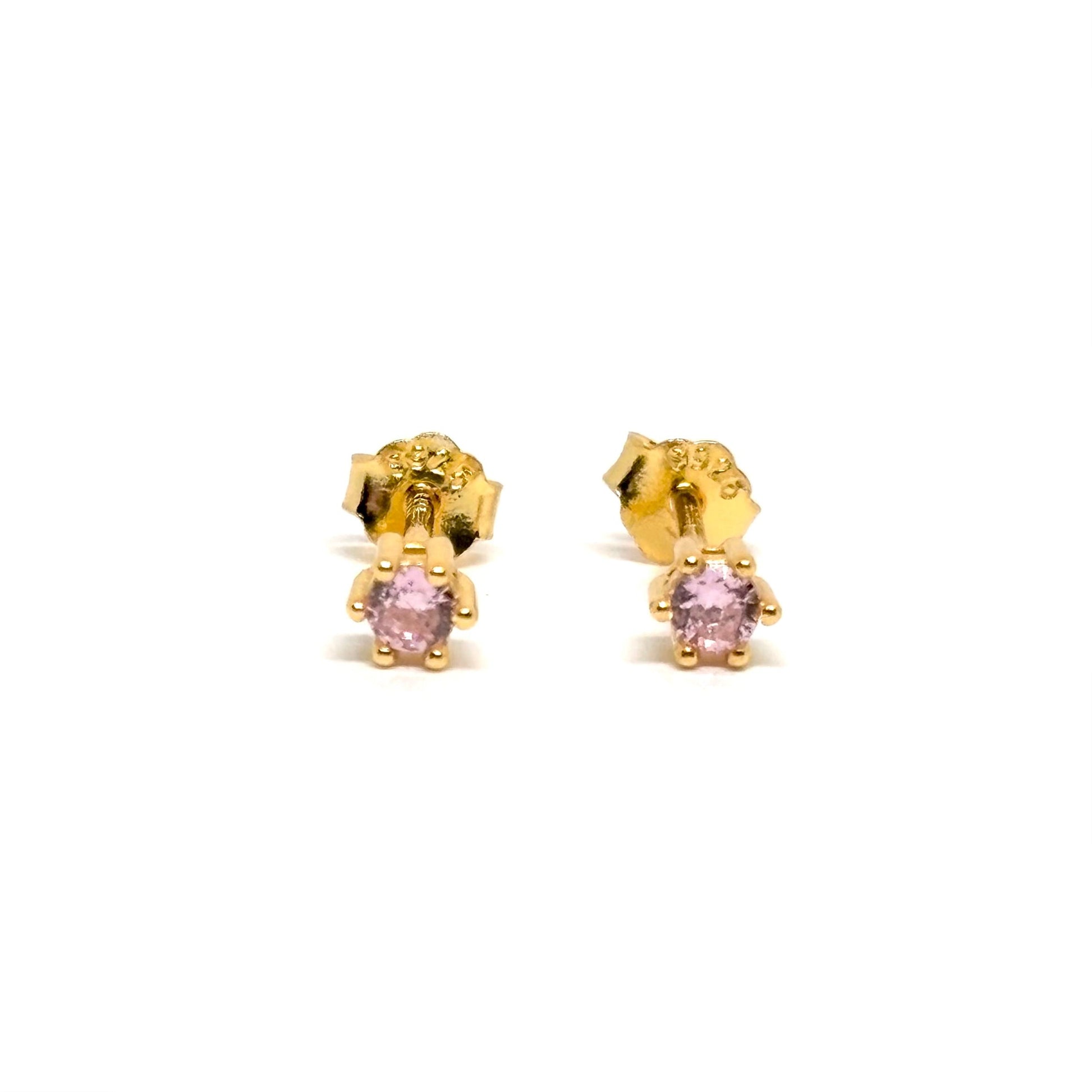 Boucles d’oreilles clous en argent 925 doré à l’or fin avec zircon rose pâle. Bijou féminin délicat, élégant, hypoallergénique et raffiné.