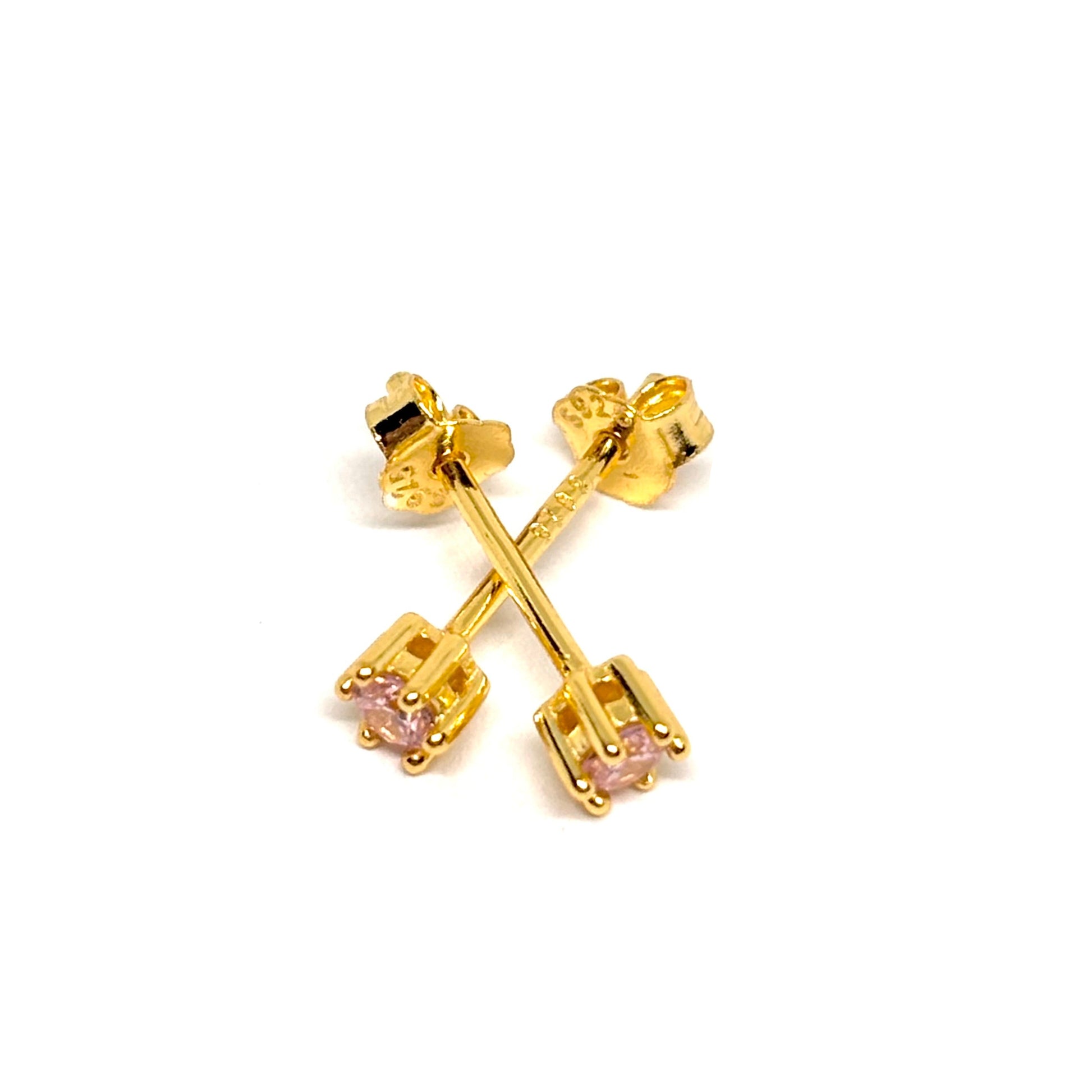 Boucles d’oreilles clous en argent 925 doré à l’or fin avec zircon rose pâle. Bijou féminin délicat, élégant, hypoallergénique et raffiné.