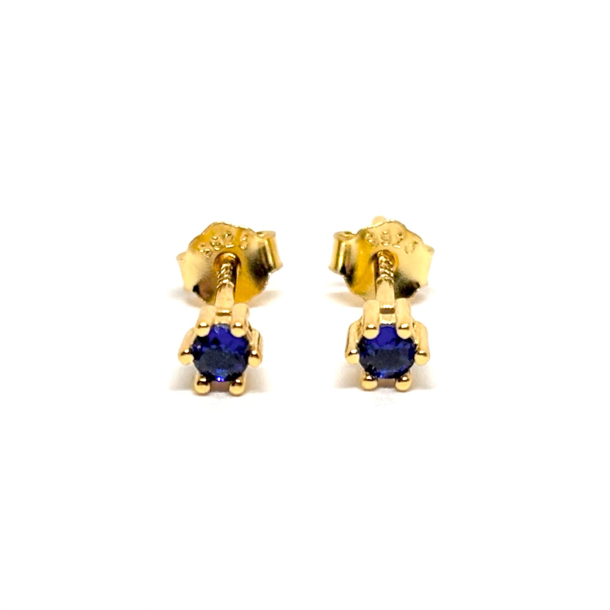Boucles d’oreilles clous en argent 925 doré à l’or fin avec zircon saphir bleu étincelant. Bijou féminin chic, hypoallergénique, lumineux et raffiné