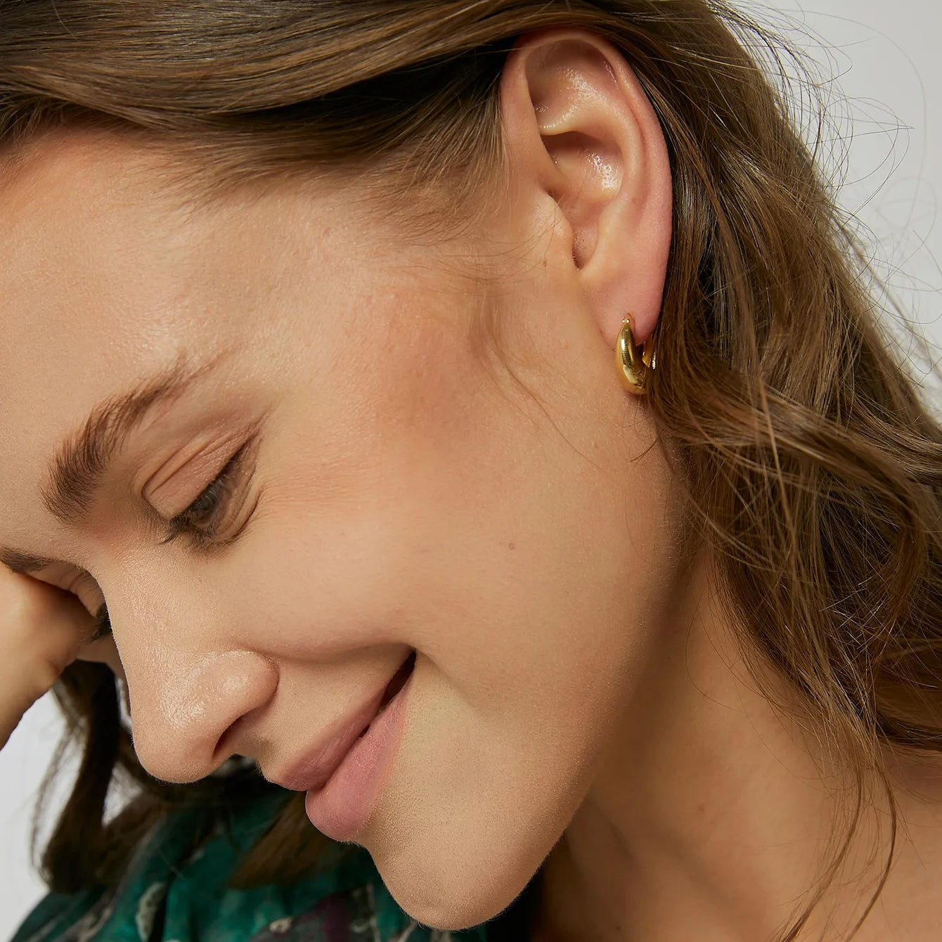 Boucles d’oreilles créoles bombées dorées pour femme en plaqué or, au fini miroir brillant et à la forme arrondie épaisse. Bijou minimaliste et chic, léger et confortable, idéal pour un style moderne, épuré et intemporel au quotidien