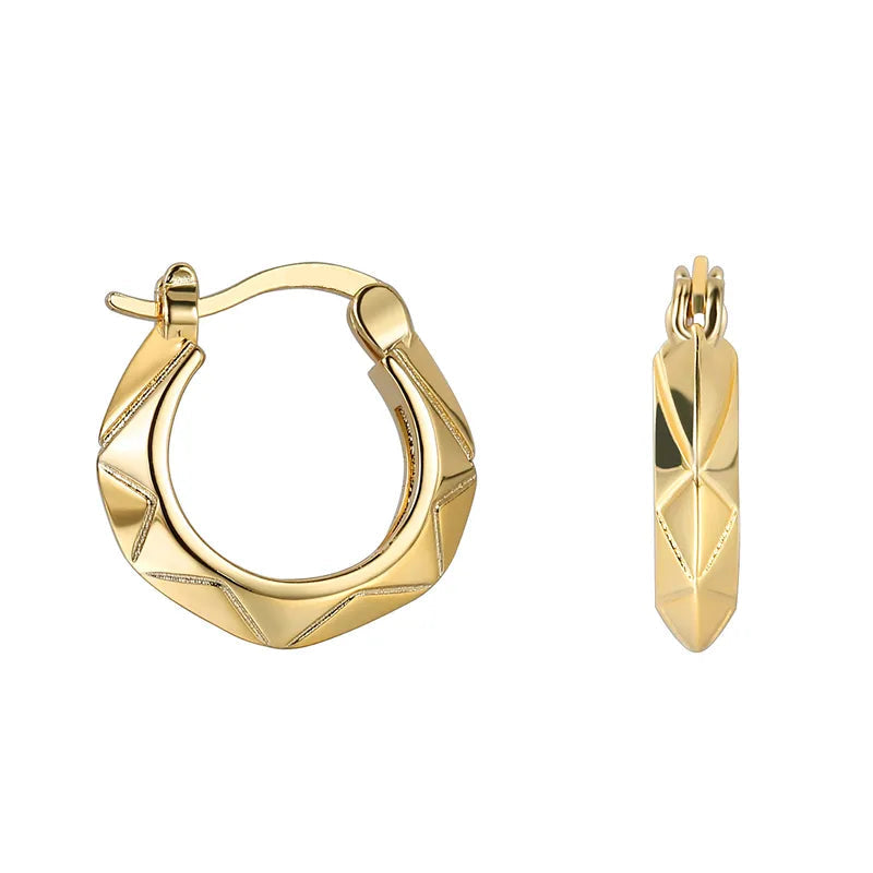 Boucles d’oreilles créoles dorées pour femme en plaqué or, au design géométrique facetté et angulaire. Bijou moderne et architectural au style minimaliste et raffiné, léger et confortable, parfait pour une allure urbaine et contemporaine