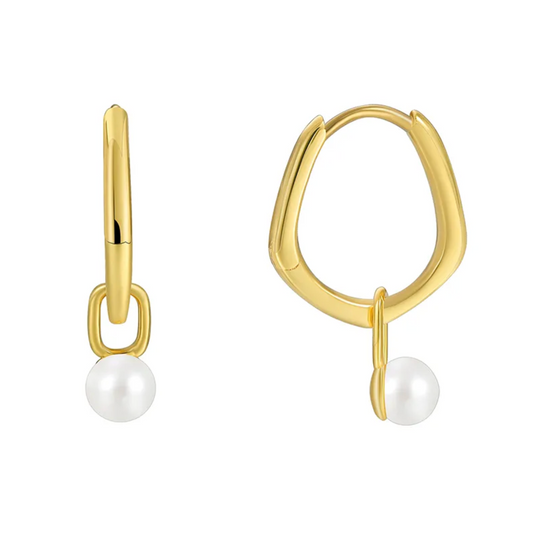 Boucles d’oreilles créoles dorées asymétriques pour femme en plaqué or, ornées d’une perle blanche pendante. Bijou chic et minimaliste au design fluide et moderne, alliant élégance intemporelle et raffinement contemporain