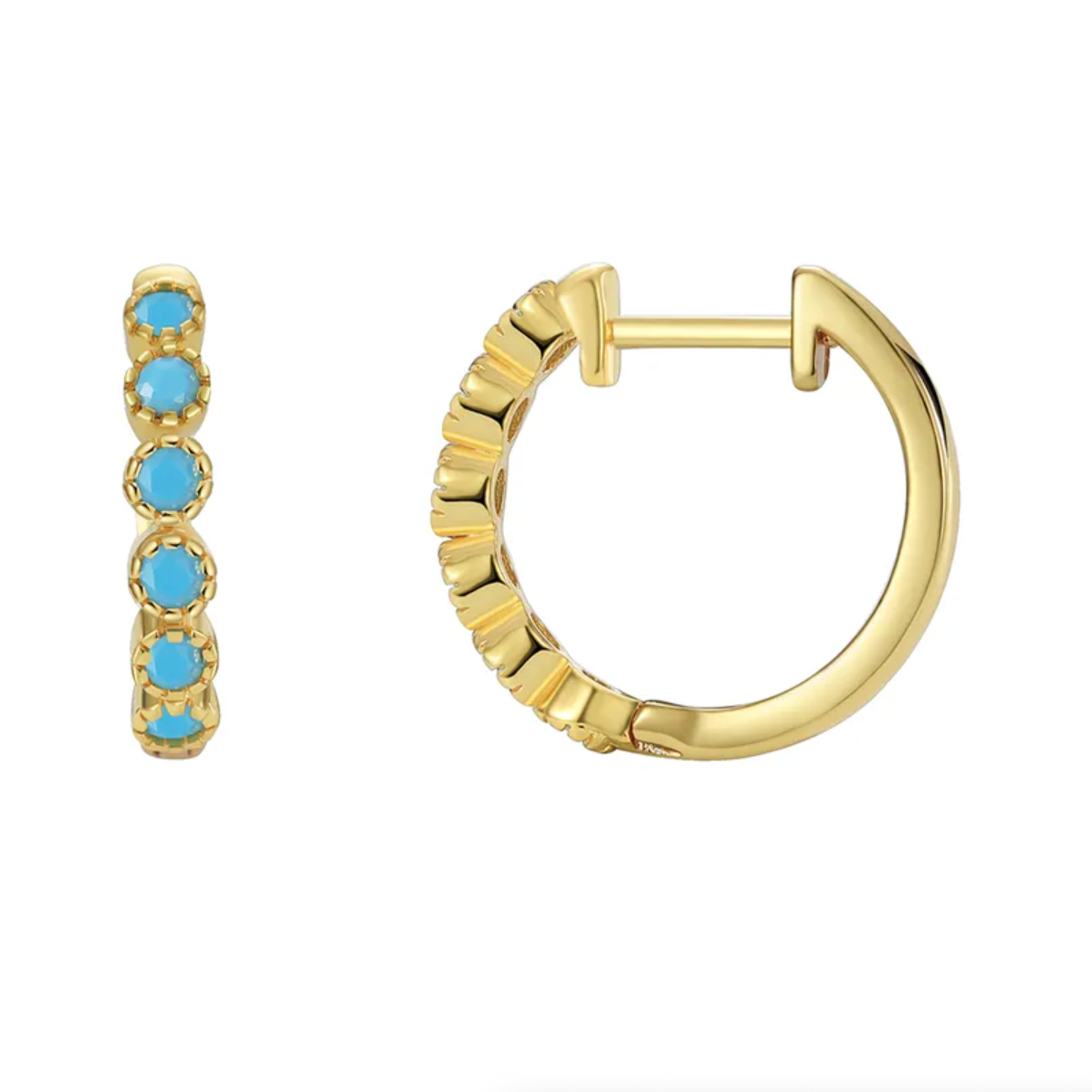 Boucles d’oreilles créoles dorées pour femme en plaqué or, ornées de pierres turquoise rondes et de détails perlés sertis. Bijou lumineux et estival au style bohème chic, parfait pour illuminer une tenue du quotidien ou une escapade en bord de mer.