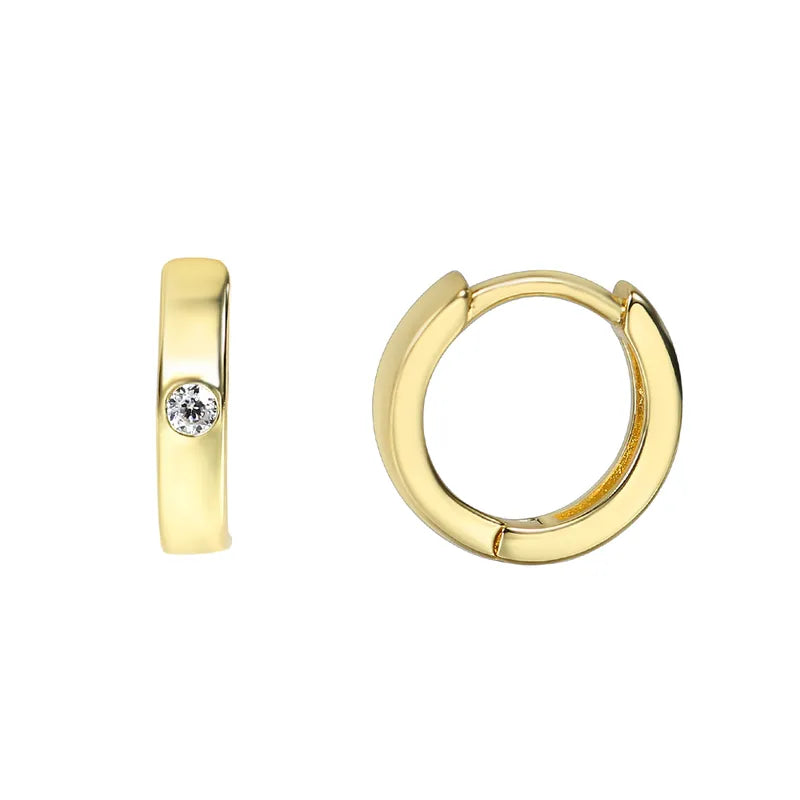 Boucles d’oreilles créoles dorées pour femme en plaqué or, ornées d’un zircon blanc délicatement serti. Bijou minimaliste et raffiné au design épuré et contemporain, parfait pour un look chic et discret au quotidien