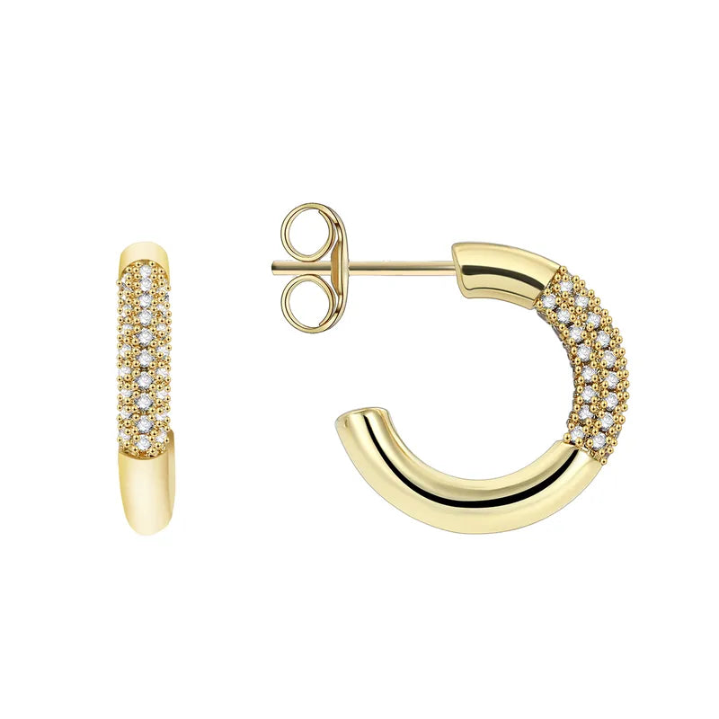 Boucles d’oreilles créoles dorées pour femme en plaqué or, serties de zircons blancs ronds sur la face extérieure. Bijou chic et minimaliste au design semi-ouvert, raffiné et lumineux, idéal pour un look élégant au quotidien ou en soirée