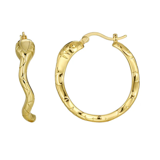 Boucles d’oreilles créoles dorées pour femme en plaqué or, représentant un serpent enroulé aux courbes ondulantes et finition brillante effet écailles. Bijou symbolique et puissant au style bohème, mystique et rock, idéal pour affirmer sa personnalité