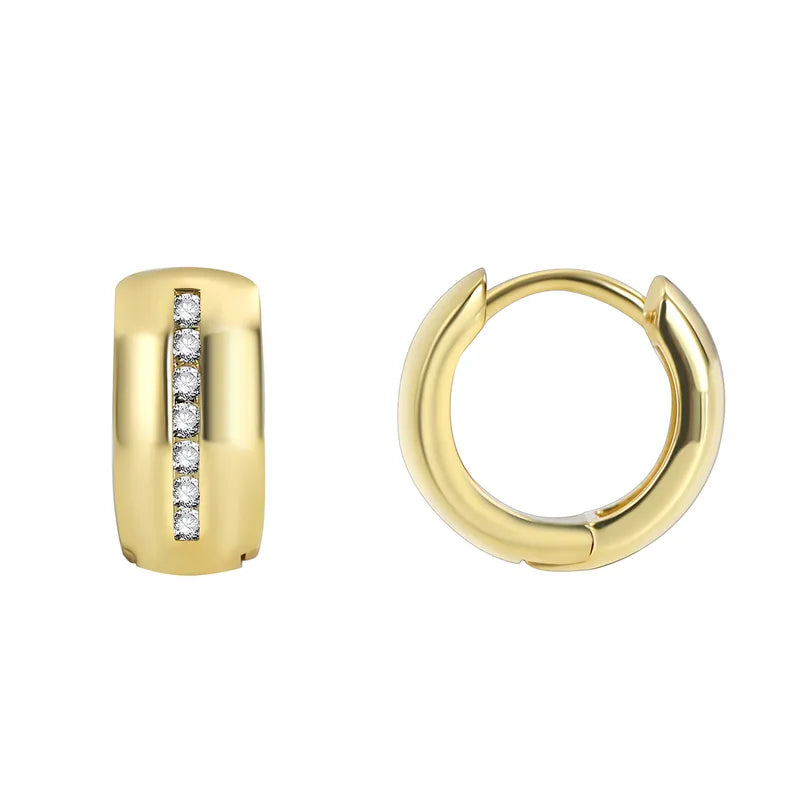 Boucles d’oreilles créoles dorées épaisses pour femme en plaqué or, ornées d’une ligne verticale de zircons scintillants incrustés au centre. Bijou contemporain chic au design épuré et lumineux, idéal pour un style élégant et professionnel au quotidien