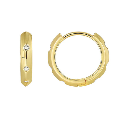 Boucles d’oreilles créoles dorées pour femme en plaqué or, au design facetté angulaire incrusté de strass brillants. Bijou moderne et graphique au style chic et minimaliste, léger et lumineux, parfait pour un look structuré et élégant