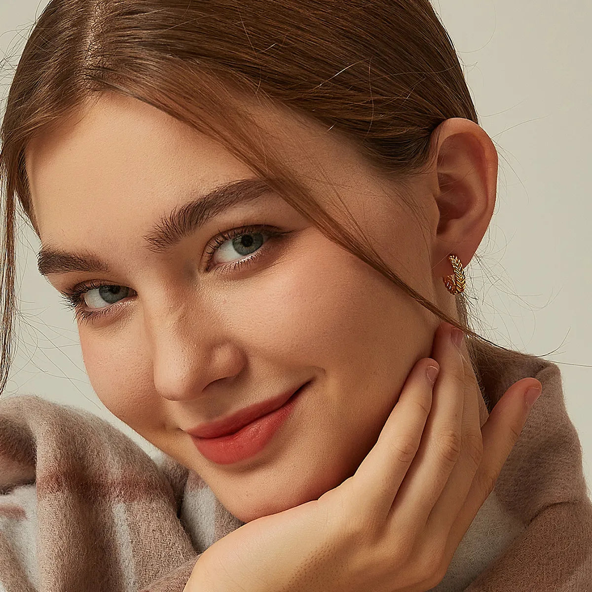 Boucles d’oreilles créoles dorées pour femme en plaqué or, au motif tressé finement sculpté et finition brillante. Bijou épais et chic, au style bohème et raffiné, parfait pour un look casual élégant ou un bijou statement discret