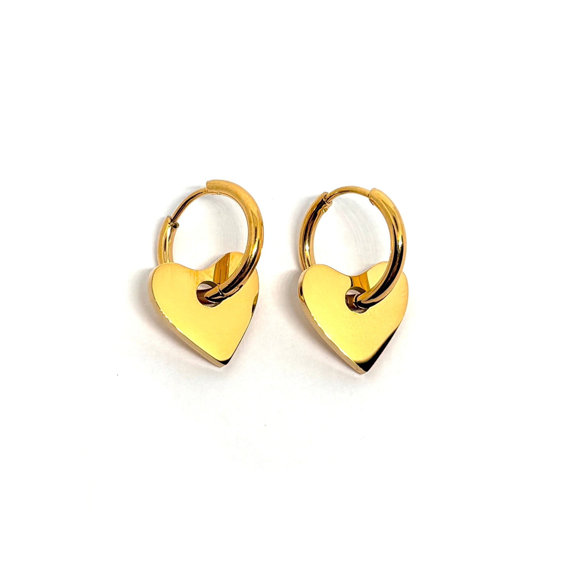 Boucles d’oreilles créoles dorées pendantes pour femme en acier inoxydable, ornées d’un pendentif cœur poli brillant. Bijou romantique et moderne, hypoallergénique et résistant à l’eau, parfait pour un look féminin chic et intemporel au quotidien