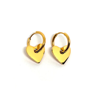 Boucles d’oreilles créoles dorées pendantes pour femme en acier inoxydable, ornées d’un pendentif cœur poli brillant. Bijou romantique et moderne, hypoallergénique et résistant à l’eau, parfait pour un look féminin chic et intemporel au quotidien