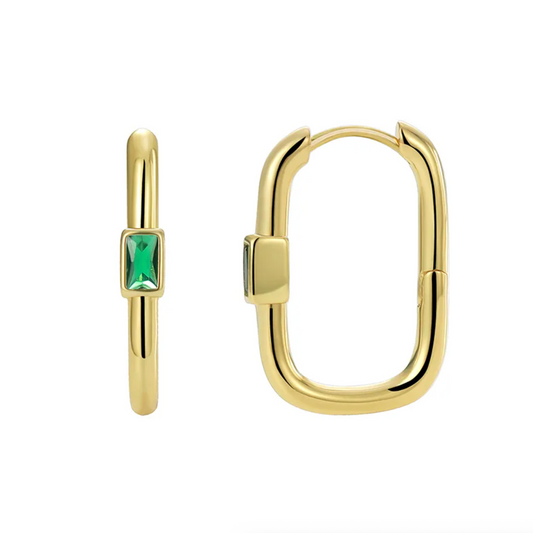 Boucles d’oreilles créoles rectangulaires dorées pour femme en plaqué or, ornées d’un zircon vert taillé en baguette au centre. Bijou géométrique et contemporain au design structuré et raffiné, idéal pour un look moderne et urbain